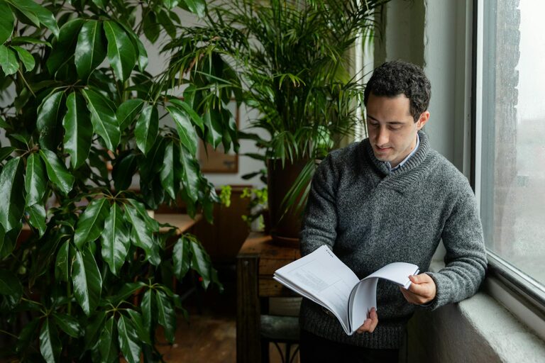 How to Build a Simple Reading Habit That Sticks